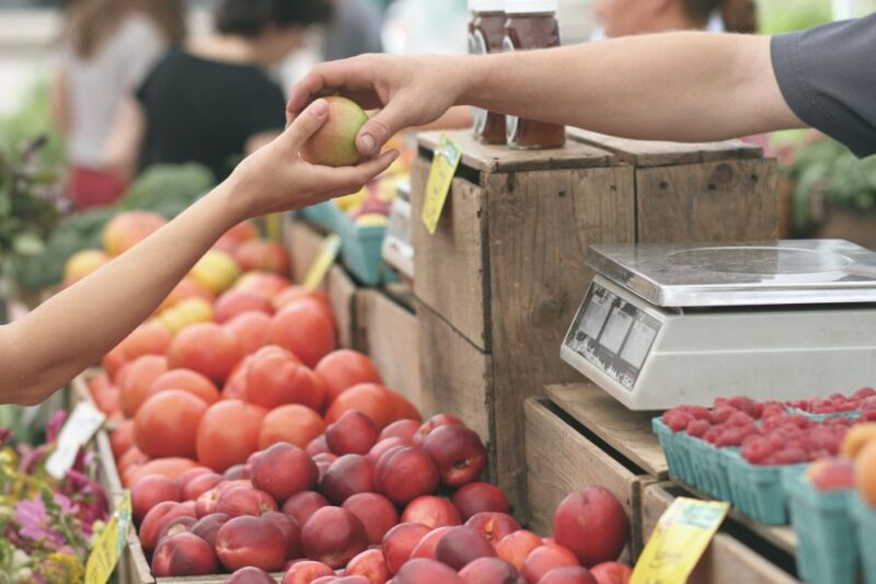market selling apple